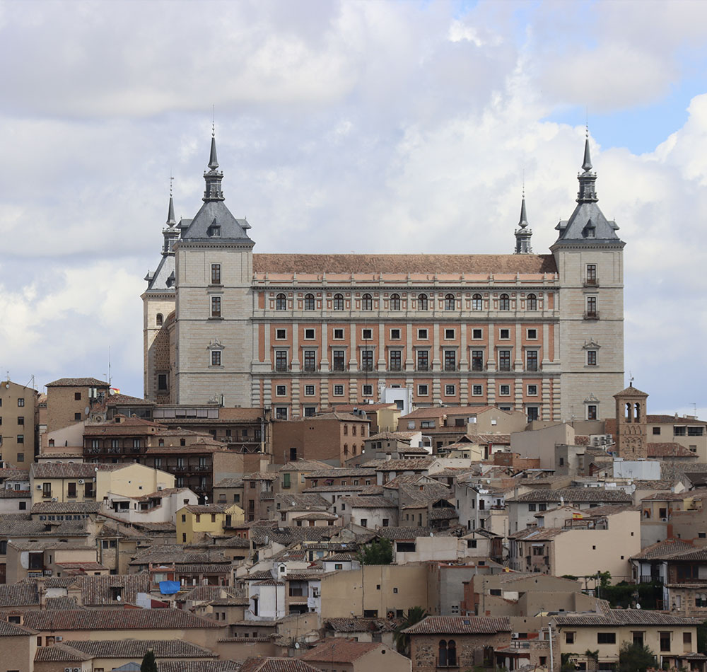 Vista diurna del Alcázar de Toledo.