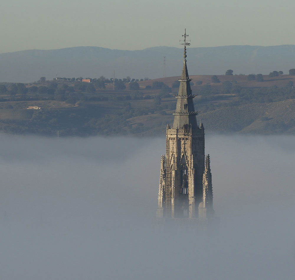 La Torre de la Catedral de Toledo emerge entre la niebla.