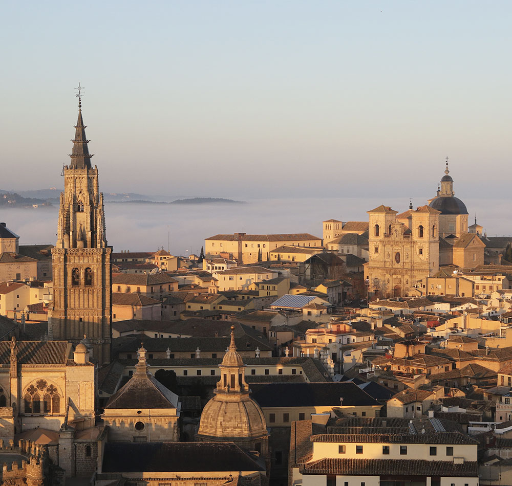 Vista aérea del casco histórico de Toledo, donde se aprecian claramente entre el resto de edificios, la Catedral de Toledo, la Iglesia de San Ildefonso y la Iglesia San Marcos.