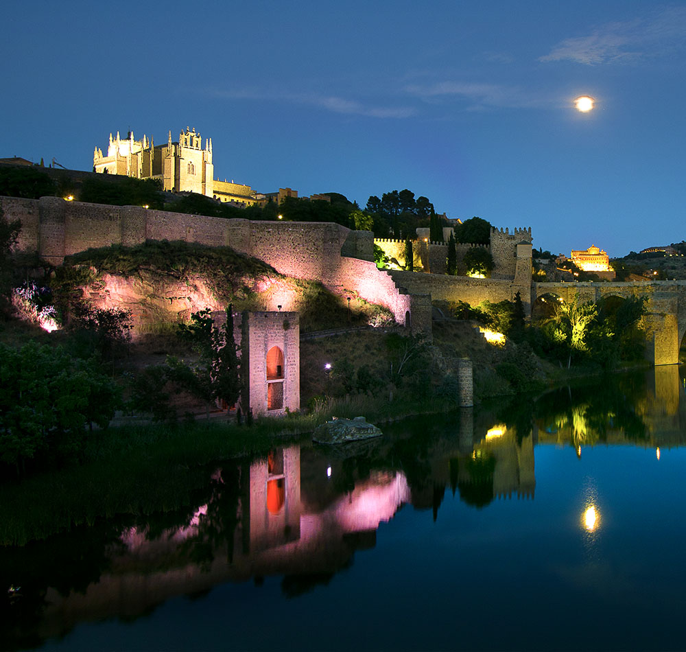 La iglesia San Juan de los Reyes en Toledo iluminada por la noche.