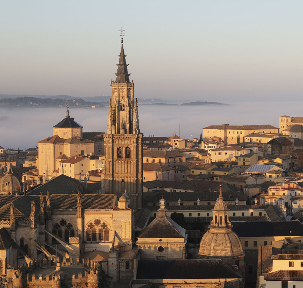 Vista aérea de Toledo, donde se aprecian y destacan entre los edificios la Torre de la Catedral de Toledo y la Iglesia de San Ildefonso.