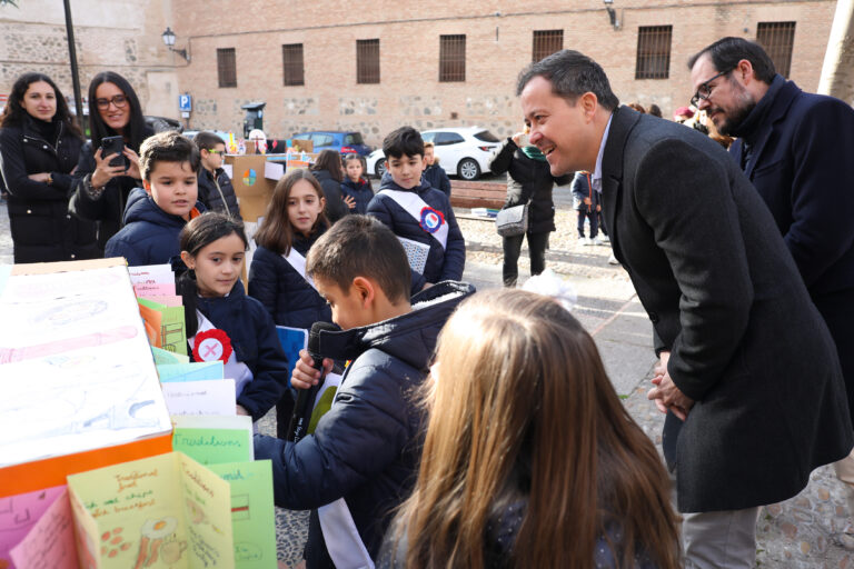 Velázquez con escolares del colegio Divina Pastora